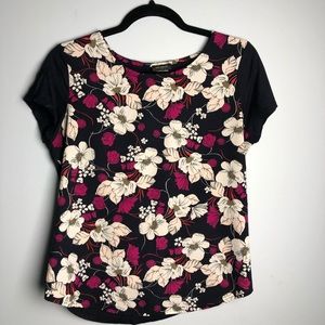 Nice summertime Ann Taylor top, with pretty🌺🌺🌸